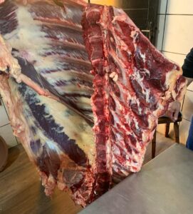 Ação conjunta entre a Polícia Civil, Iagro e Procon resulta na prisão de duas pessoas em Maracaju por expor produtos impróprios para consumo à venda