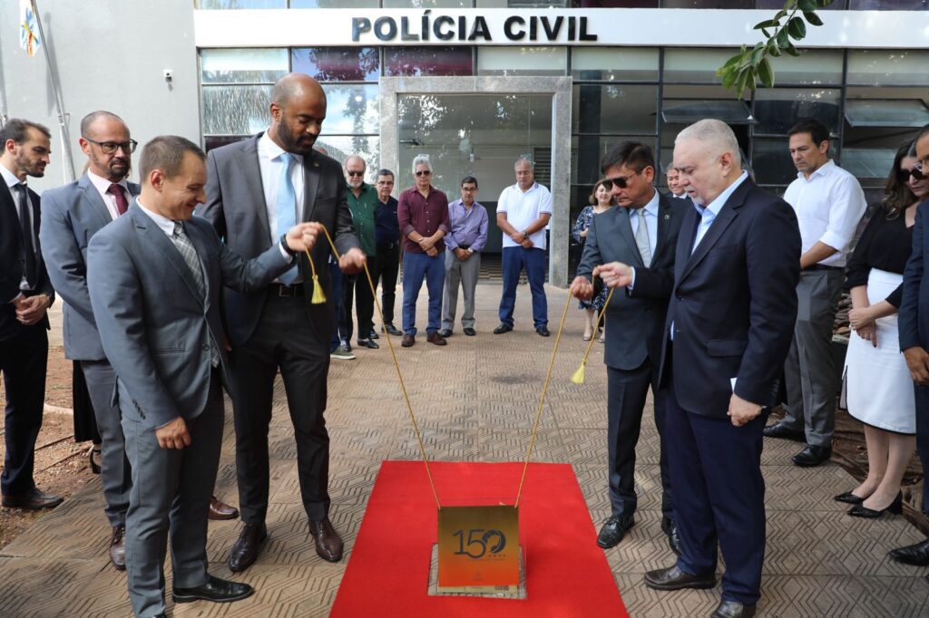Delegacia Regional de Corumbá recebe, do Poder Judiciário, placa “Rastros da História”, em comemoração aos 150 anos da comarca no município