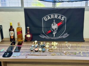 Polícia Civil desmantela associação criminosa responsável pela prática de inúmeros crimes de furto qualificado, que atuava diariamente há pelos menos três meses, capturando, em flagrante, três indivíduos e recuperando diversos objetos furtados em Campo Grande