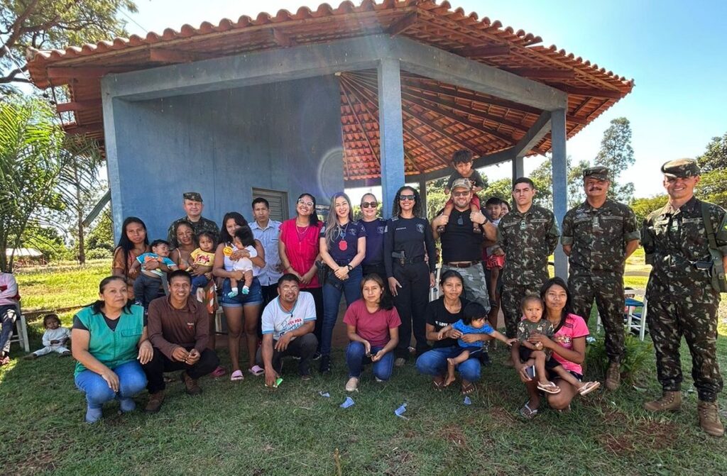 Polícia Civil e cavalaria mecanizada do Exército realizam visitas às aldeias indígenas em Amambai