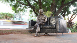 Valorização cultural: estátua de Manoel de Barros ganha revitalização e iluminação cênica