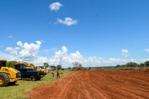 Em festa cívica de Inocência, Governo do Estado entrega escola reformada, pavimentação e recursos para  a construção do aeródromo