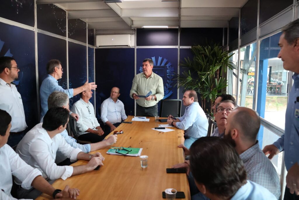 Governador recebe setores produtivos em gabinete itinerante na Expogrande