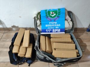 PM no Distrito do Boqueirão prende autores de tráfico de drogas em abordagem a veículo