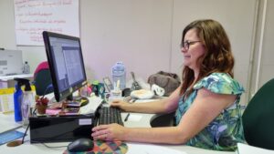 Para auxiliar atendimentos no Detran, servidora é intérprete de Libras e coloca em prática 26 anos de experiência