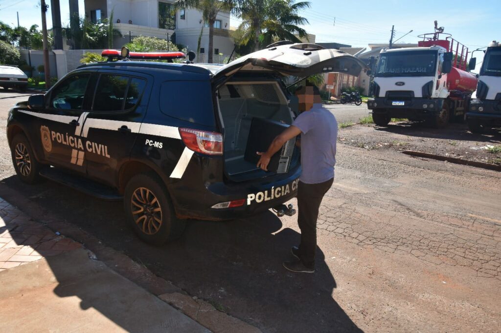 Polícia Civil cumpre mandado de busca e apreensão na residência de professor acusado de praticar abusos sexuais, em Maracaju
