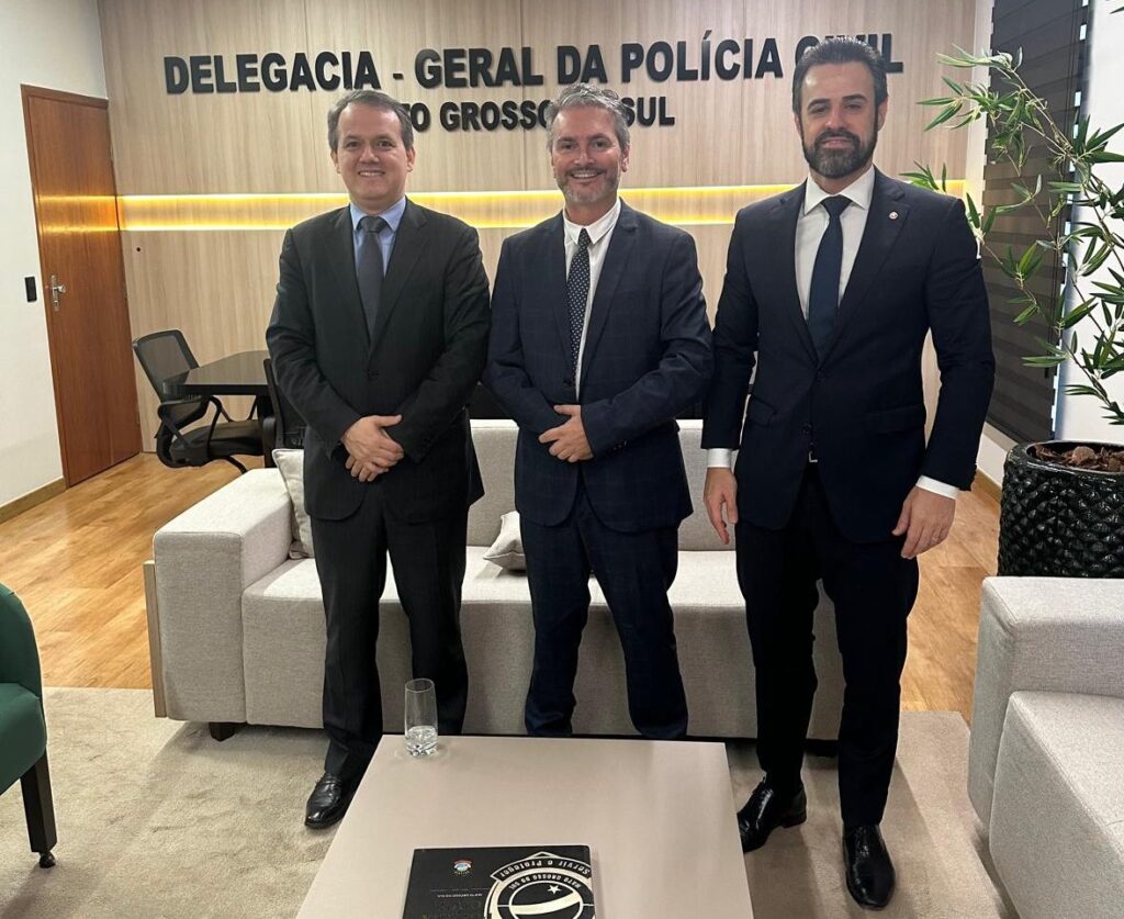 Procuradores de Justiça entregam pessoalmente convite de posse ao novo Delegado-Geral da Polícia Civil