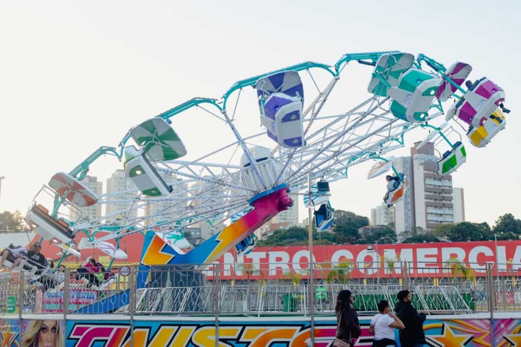 Agendão: fim de semana chega com Festa Cigana, Paulinho Gogó, Deixa Brincar e despedida do Ita Center Park