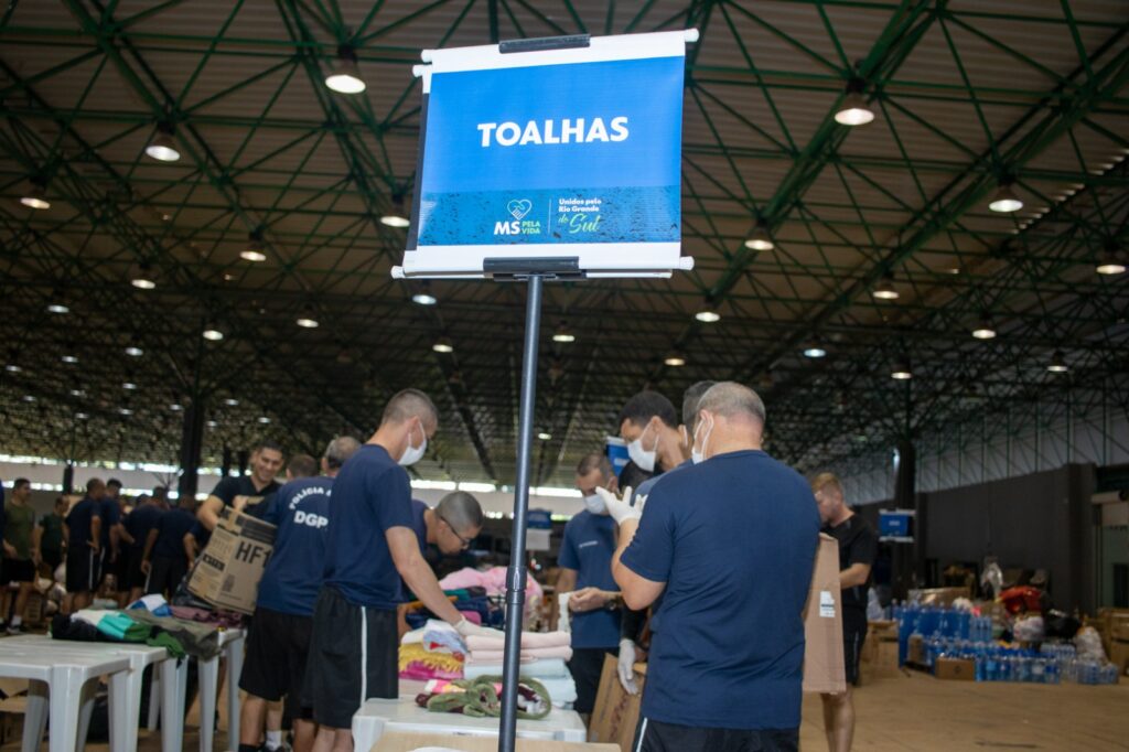 Efetivo do administrativo faz triagem de materiais ao RS