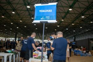 Efetivo do administrativo faz triagem de materiais ao RS