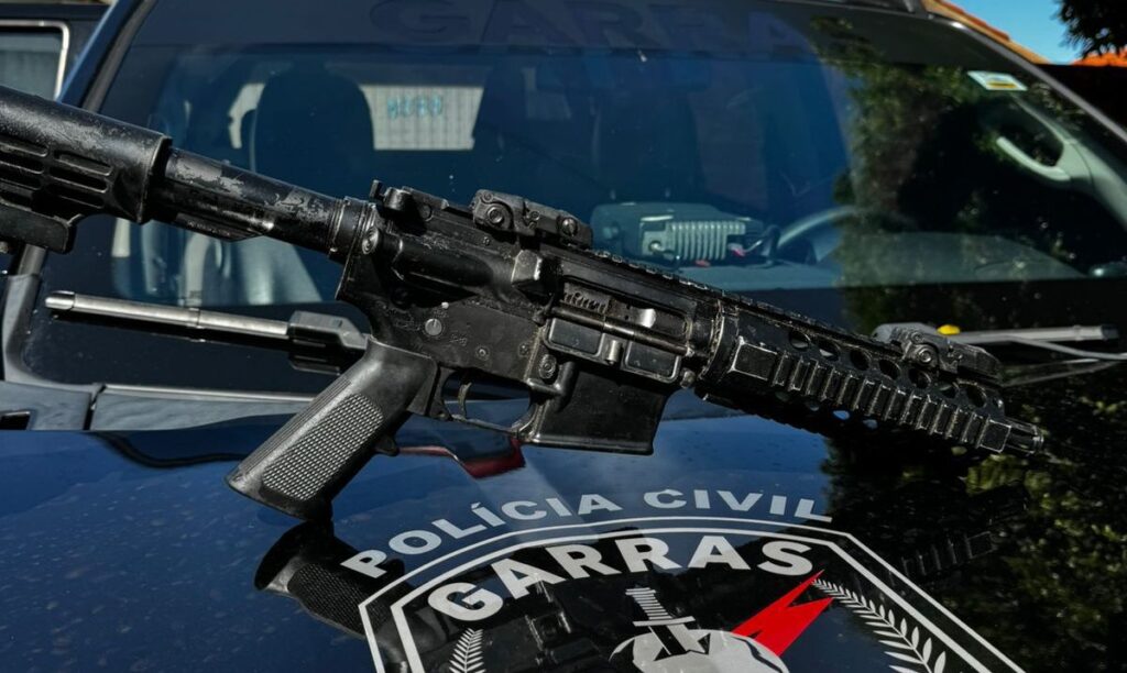 Polícia Civil, em ação conjunta com a Polícia Penal, apreende fuzil utilizado por facção criminosa paulista