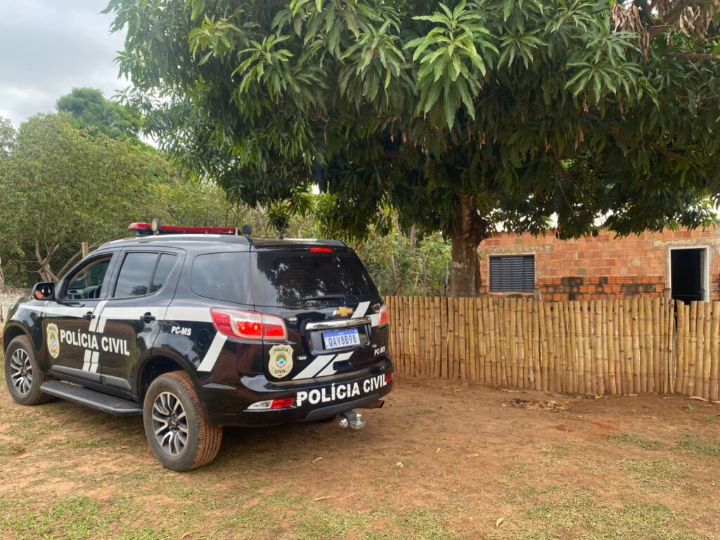 Polícia Civil prende em flagrante mulher que, fazendo uso de uma espingarda de pressão, disparou em um cachorro em Aquidauana