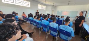 Polícia Civil realiza palestra com tema “Drogas e Violência contra Crianças e Adolescentes” na escola municipal Maestro João Correa Ribeiro em Campo Grande