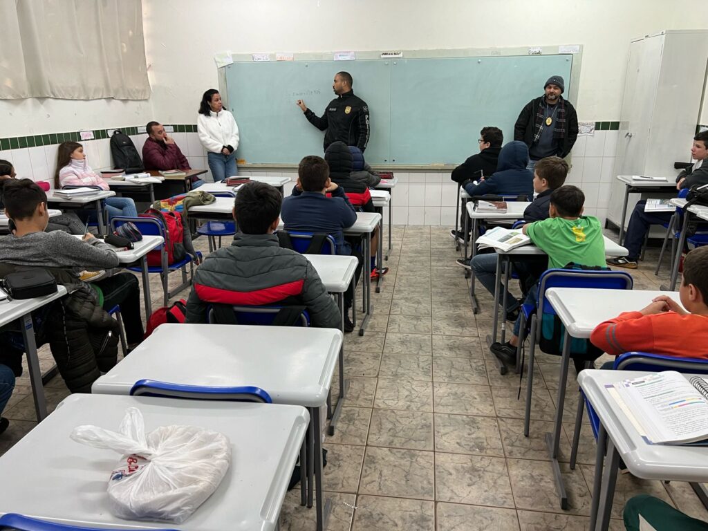 Polícia Civil realiza palestra em escola, em Sete Quedas