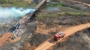 Bombeiros de MS atuam para preservar pontes na Estrada Parque, vegetação e moradias de ribeirinhos no Pantanal