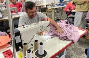 Mantas para vítimas de enchente no RS são confeccionadas na penitenciária de Três Lagoas