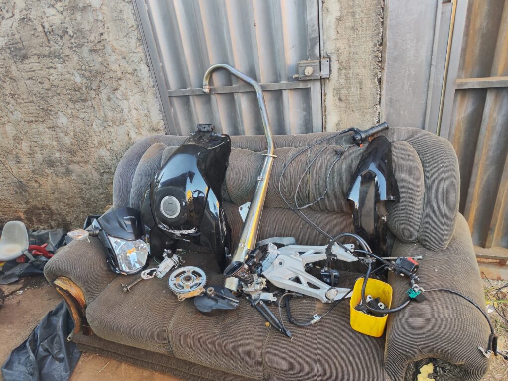 Polícia Civil elucida roubo, recupera moto já desmontada e prende o receptador em flagrante