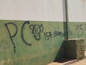 Polícia Civil identifica autor de pichações com insígnia de facção criminosa em monumentos públicos de Batayporã