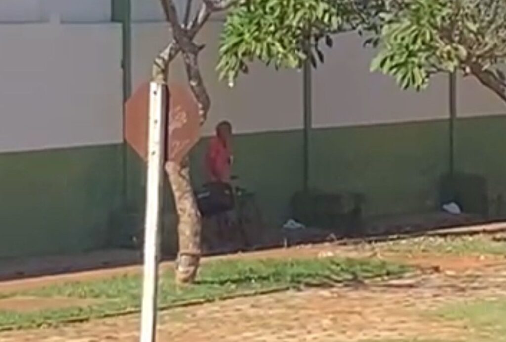 Polícia Civil indentifica homem que estava se masturbando em praça pública no município de Batayporã