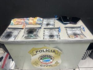 Polícia Civil prende dois adultos e apreende um adolescente por tráfico de drogas em Naviraí